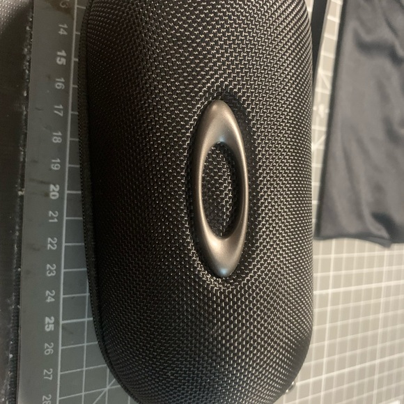 Men’s Oakley sunglasses - Picture 3 of 9